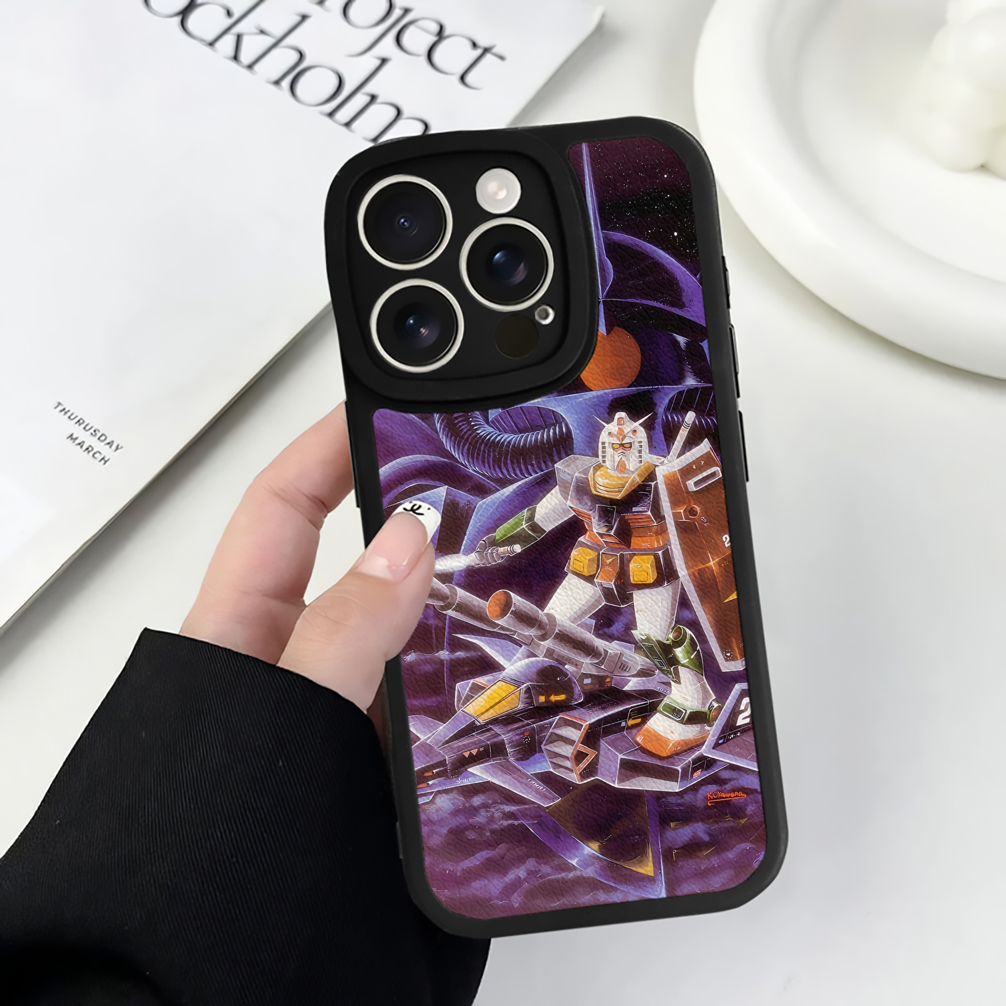 （画像用） 機動戦士ガンダム Mobile Suit Gundam 【iPhone 16シリーズ対応】シリコンスマホケース（レザー調） 材質：シリコン
